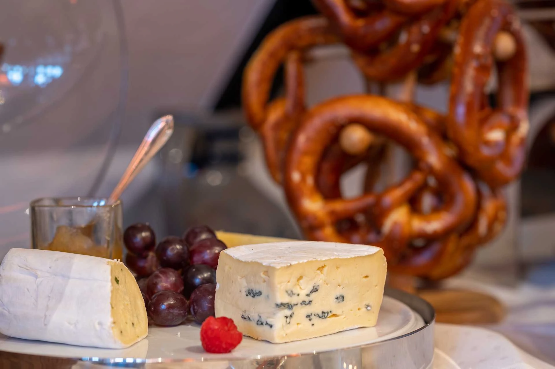 Frühstück mit Käsebuffet und frischem Gebäck - Restaurant Scheune bei Hammelburg