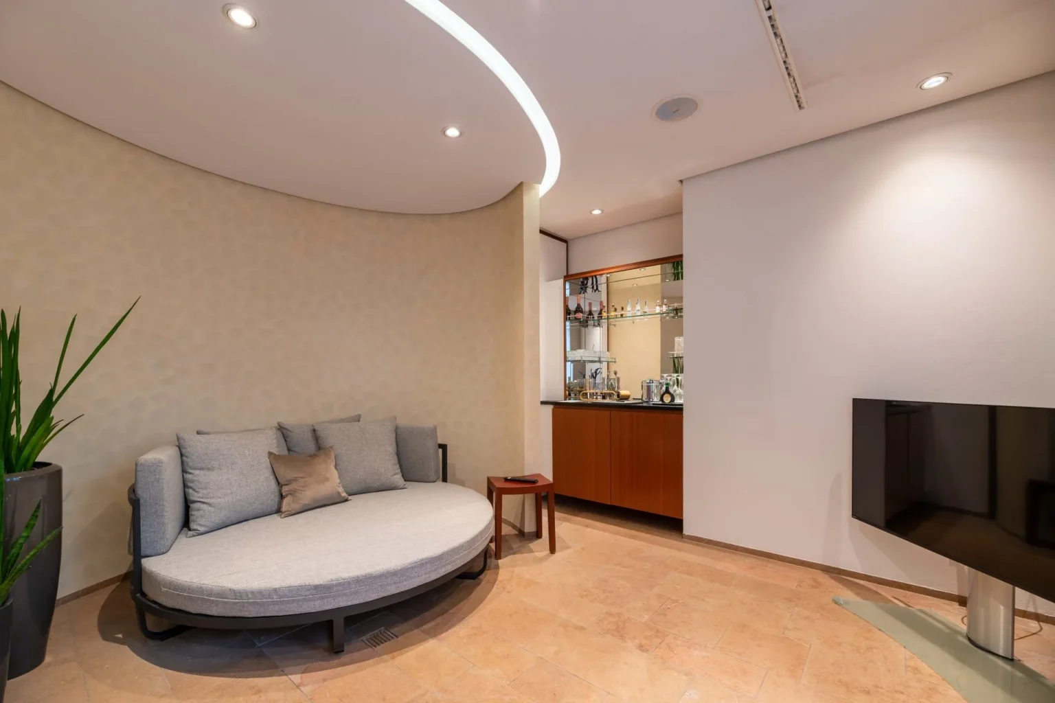 Designerbett & Bar in der private SPA Suite des Neumühle Resort in Hammelburg