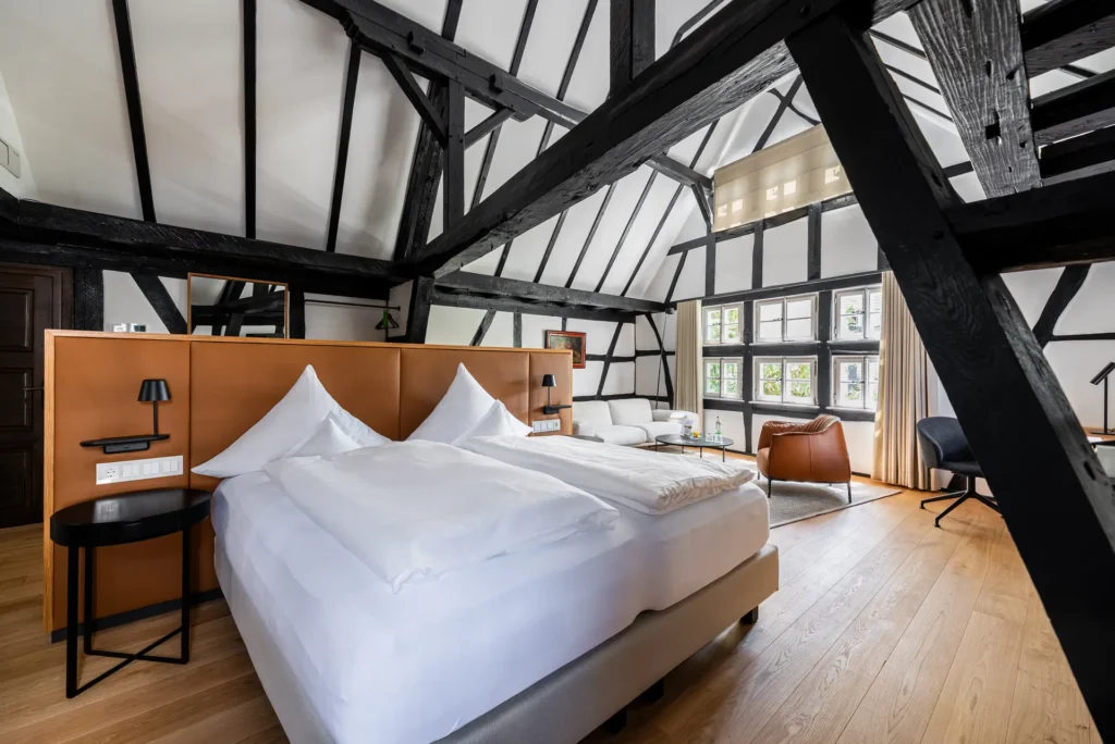 Zimmer B mit luxuriösem Mobiliar