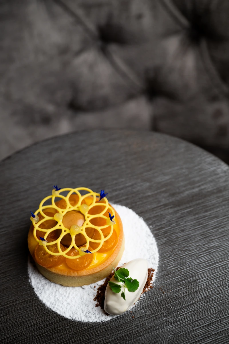 Ansehlich dekorierter Teller mit Dessert