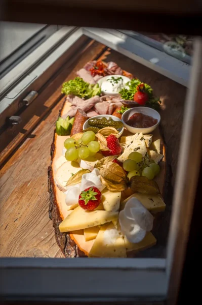 Brotzeitplatte mit Wurst, Käse & Brot