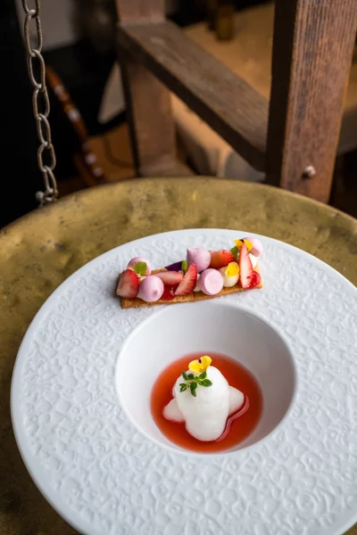 Feines Dessert kunstvoll inszeniert